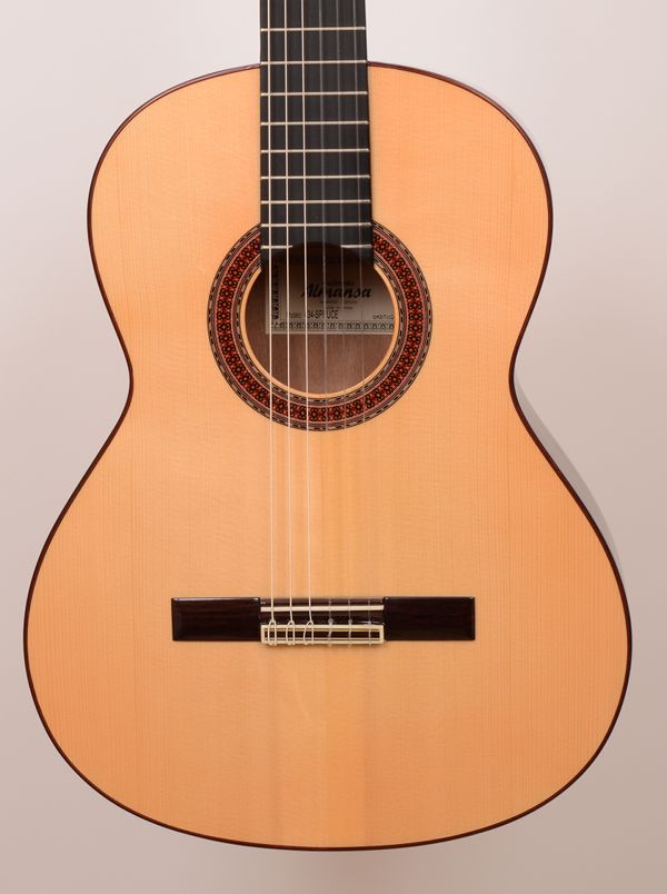 本物の クラシックギター Almansa 434-SPRUCE ハードケースとおまけ付き
